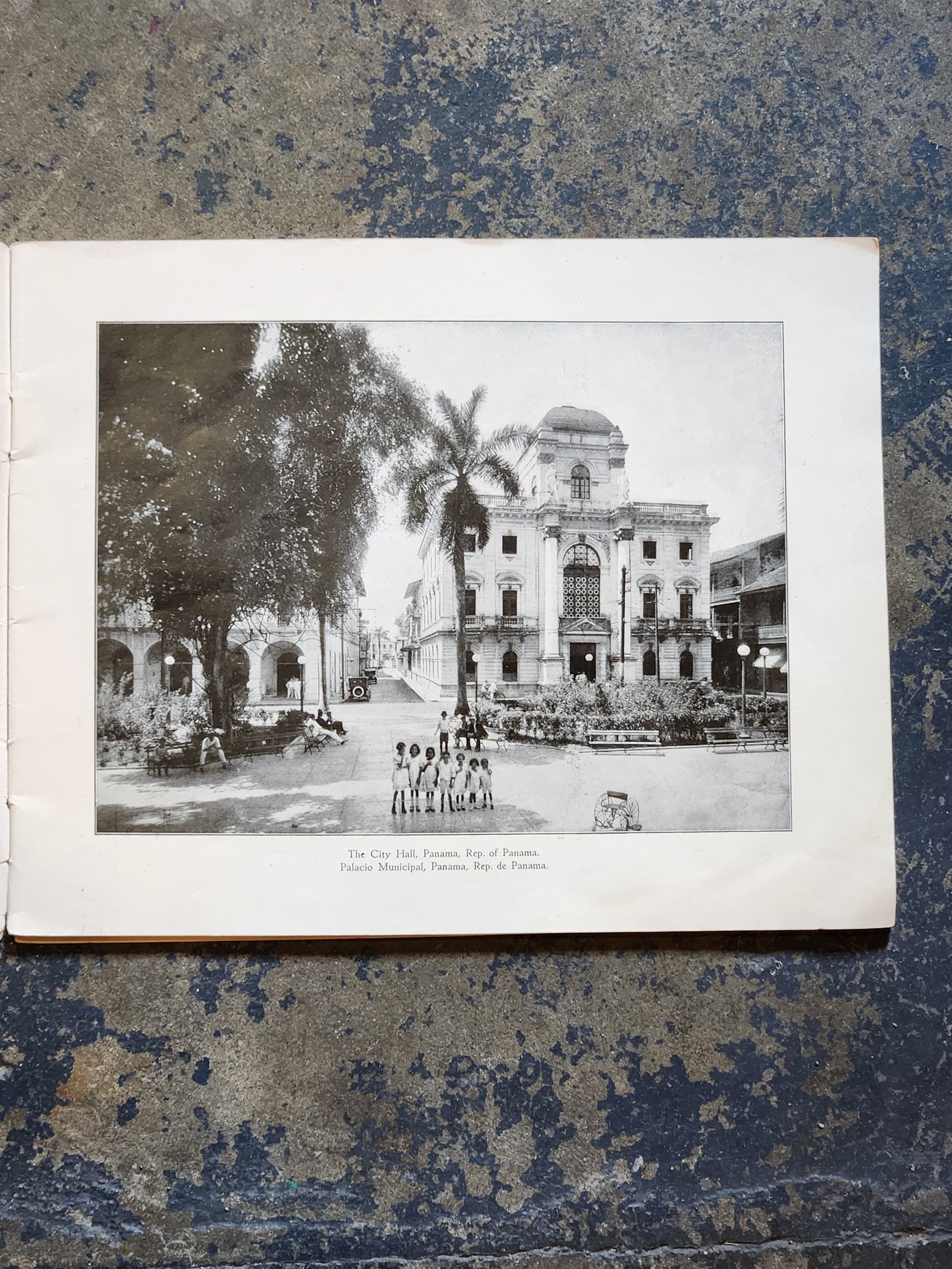 1927 Souvenir of Panama and the Canal – I.L. Maduro’s Souvenir Store – Photo Booklet with Map & Images