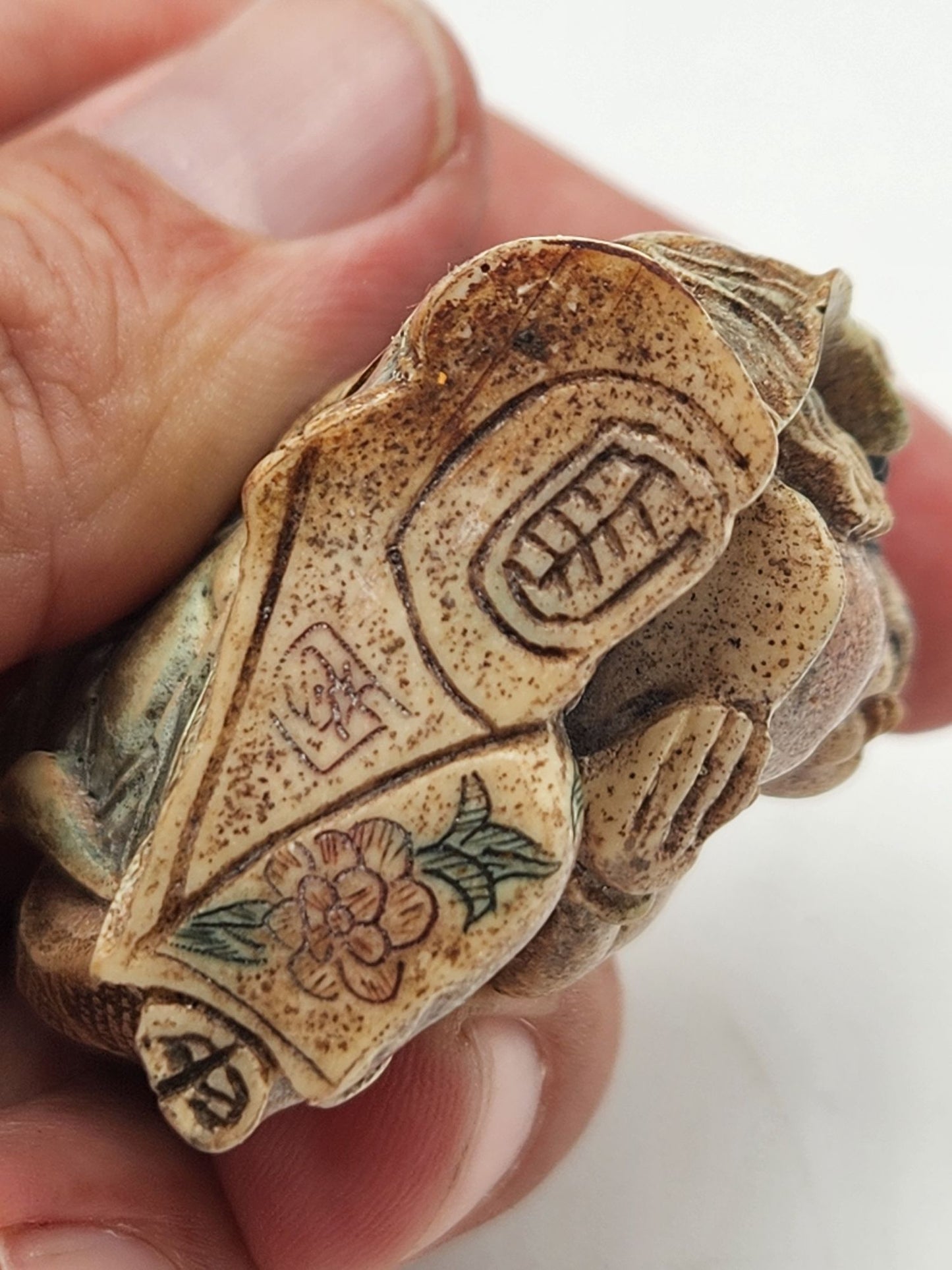 Netsuke Figurine - 2 People and a Peach