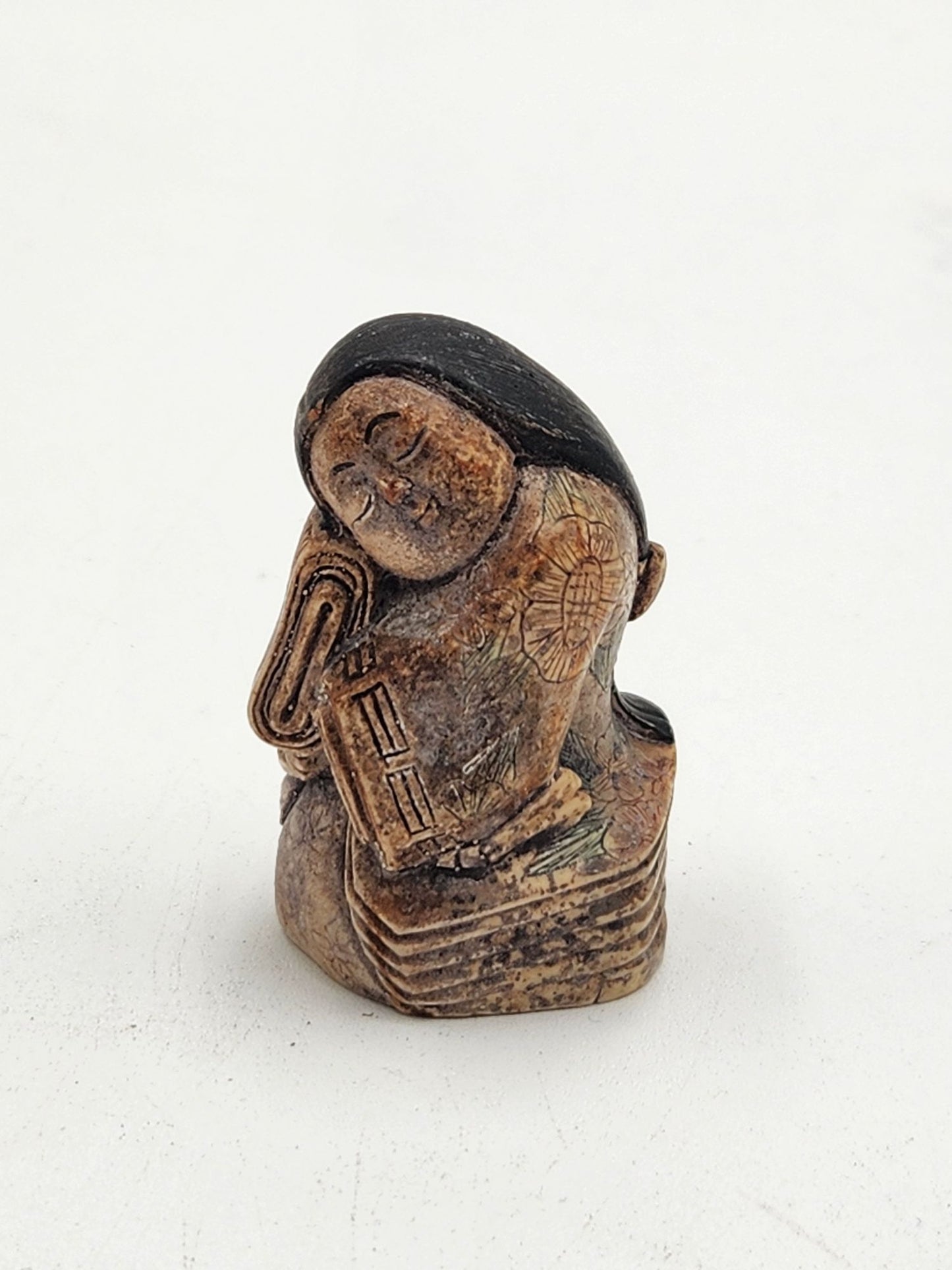Vintage Netsuke Figurine 08 - Woman Hug